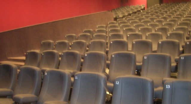 Salle cinéma sièges gris numérotés